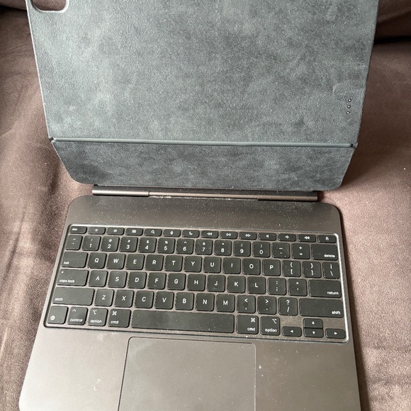 Ipad pro cover/keyboard - Picture 1 of 1